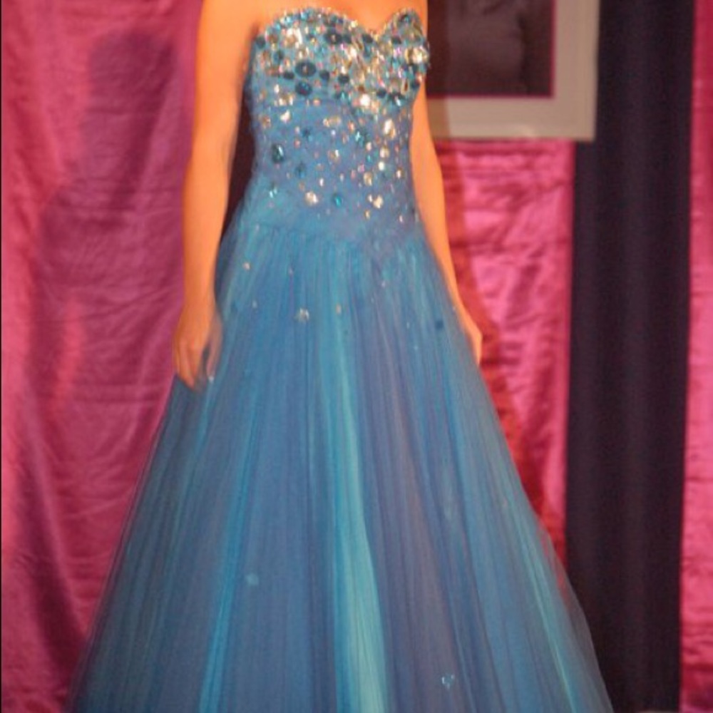 Tony Bowls Le gala Formal Gown